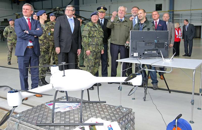 Prezident navštívil leteckou základnu u Sedlece, kde si prohlédl výzbroj vojáků a nahlédl také do dvou bojových vrtulníků. U jednoho z nich si vyzkoušel i střelbu z kulometu.