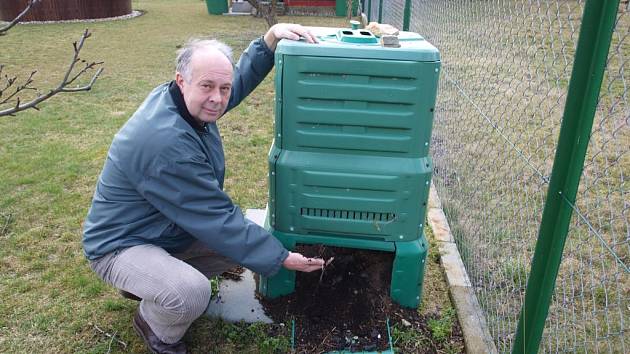 Starosta Mohelna Jiří Kostelník ukazuje jeden ze svých kompostérů. Několikrát do roka z něj pro svou zahrádku vybírá kvalitní kompost. Podobný kompostér dostane na likvidaci bioodpadu každá domácnost v městysi.