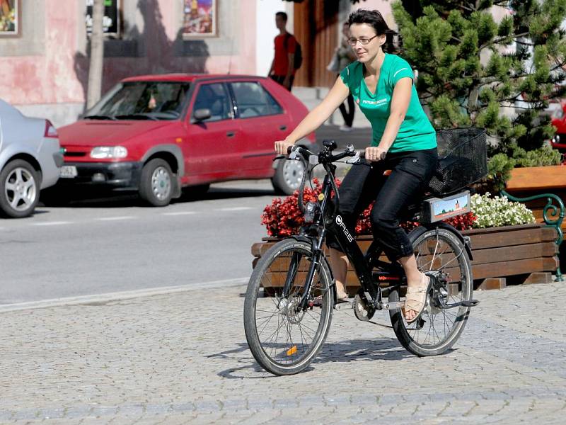 V rámci Týdne mobility se v pondělí na Karlově náměstí objevily tři druhy elektrovozidel elektrovozidlo peugeot, skútry a elektrokola.