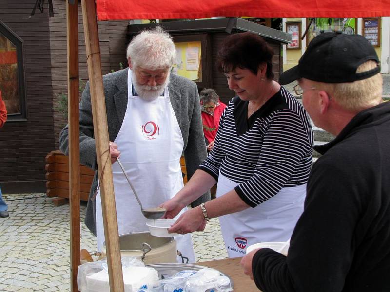 Na pódiu na Karlově náměstí se vystřídaly dětské i dospělé soubory. Některé soubory dokonce doprovázely vlastní kapely, takže nechyběla vystoupení taneční, hudební a ni pěvecká.