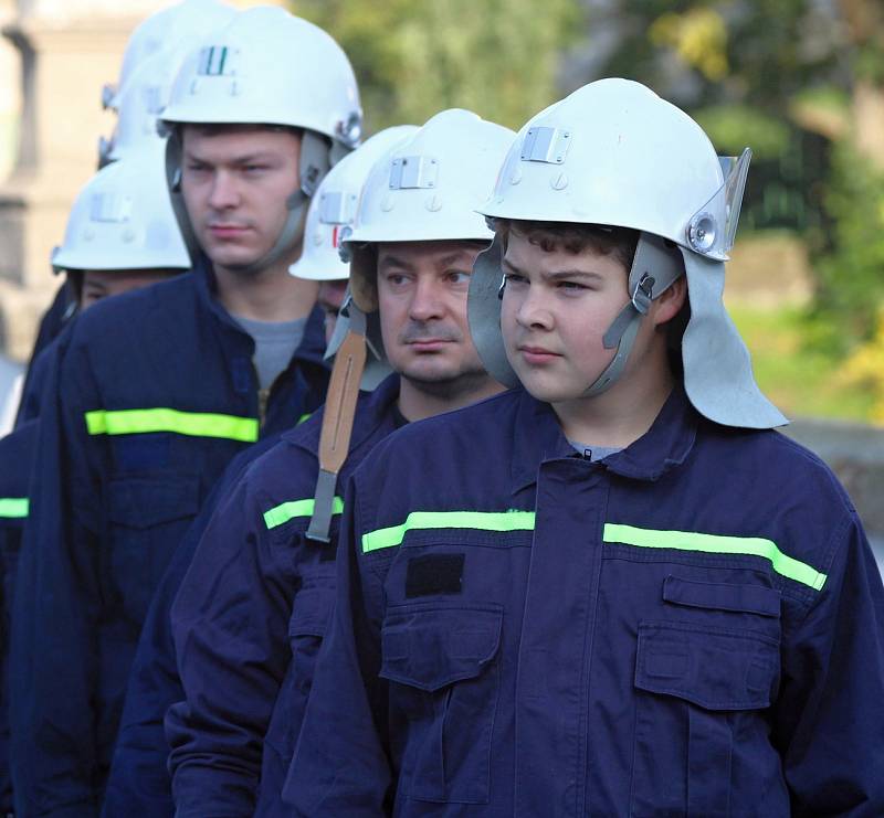 Námětem cvičení hasičů z náměšťského okrsku byla dálková doprava vody k zámku.