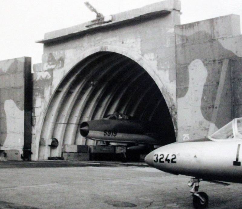 Naposledy. Dne 17. ledna 1990 vyjížděl z úkrytu ke startu na poslední let tento stroj Su-7 BKL. Mířil do leteckého muzea ve Kbelích, pilotoval ho pplk. Lapuník.
