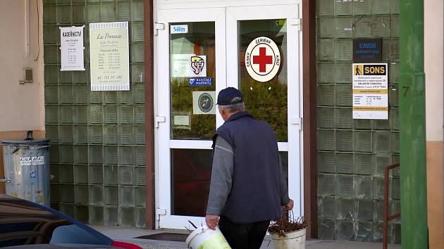 Budova na třebíčské Sedlákově ulici 965/1. Místní jí přezdívají Radostín. Patří městu a sídlí zde řada firem a organizací. Spolek Pomoc v nouzi České republiky mezi nimi ale nebude.