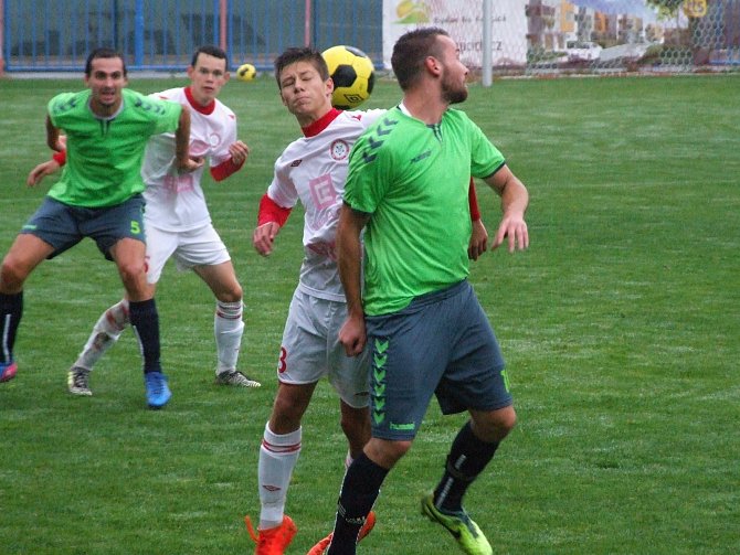 Fotbalisté Náměště-Vícenic (v zeleném) ovládli derby v Třebíči. Juniorka HFK držela krok jen poločas.