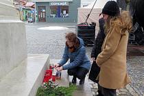Učitelka třebíčské SPŠ stavební Olga Tomšíčková a její kolegyně zapalují svíčky u pomníku Cyrila a Metoděje. Škola s ohledem na situaci zrušila dnešní plánovanou vánoční besídku.