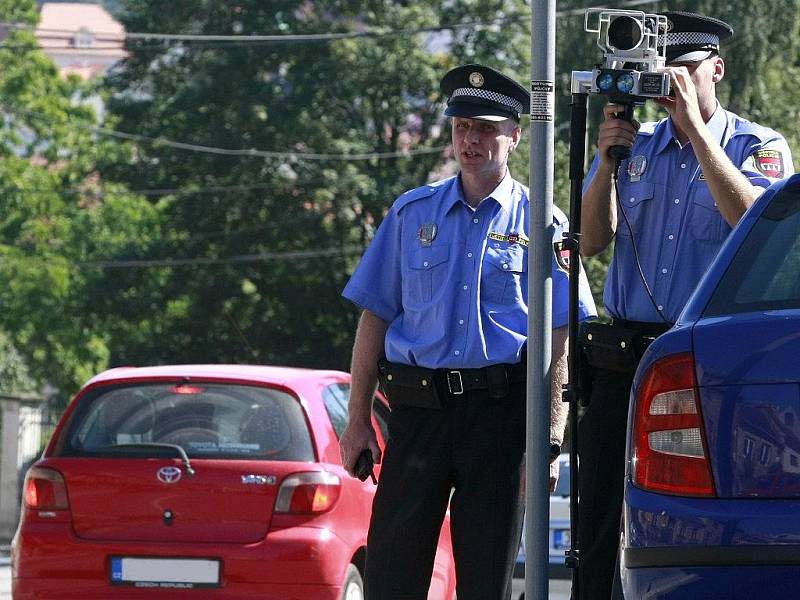 Městská policie začala v úterý po mnoha měsících znovu měřit rychlost. S laserovým přístrojem vyrazili strážníci do ulice 9. května.