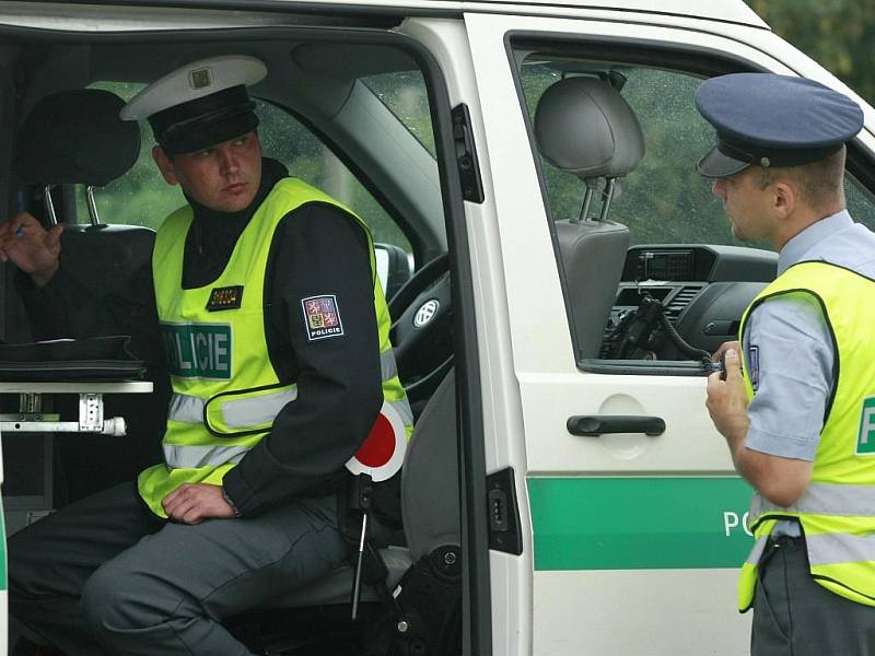 Dopravní policie měřila rychlost vozidel v Markvarticích. Přehledná rovinka vede těsně kolem vesnice, jako kdyby to ani nebyla obec. Rychlost tam však značka povoluje ve výši 70 kilometrů v hodině.