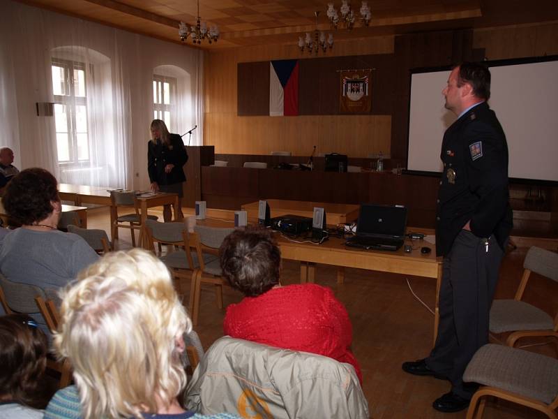 Policie varovala důchodce.