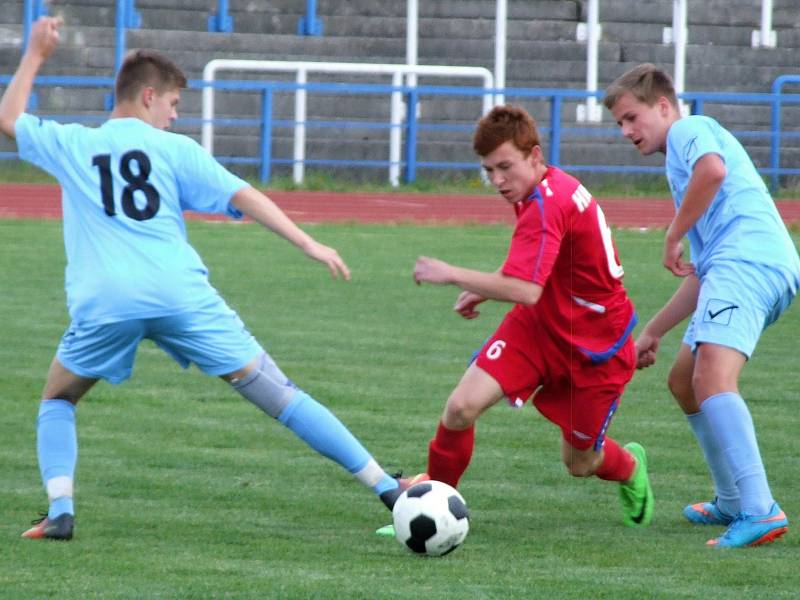 Starší dorostenci HFK Třebíč (v červeném) v posledním domácím zápase sezony porazili Boskovice. Vítězně se s vlastním publikem rozloučili i jejich mladší kolegové.