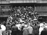 Prohlédnout si budovu Okresního výboru Komunistické strany Československa chtěly po převratu davy lidí.