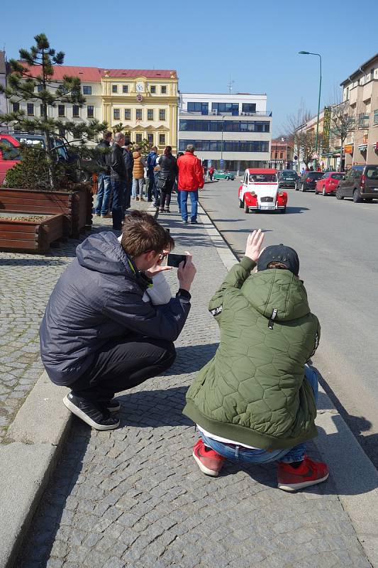 Sraz veteránů na Karlově náměstí v Třebíči.