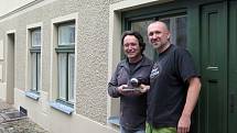 Pavel Gorka (vpravo) a Petr Strnad opravou domu již strávili stovky, či spíše tisíce hodin.