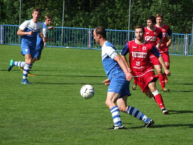 Juniorka HFK Třebíč (v červeném) proti Želetavě dvakrát vedla, na začátku druhého poločasu do konce i o dva góly, ale nakonec vyšla bodově naprázdno. Hosté smazali dvoubrankové manko na třetí gól soupeře reagovali obratem.