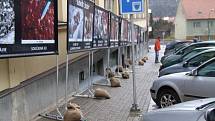 Drastická výstava v Sirotčí ulici zaskočila snad každého. Podle studentů i učitelů se organizátoři zachovali zvlášť necitlivě zejména vůči malým dětem, které chodili kolem na oběd. 