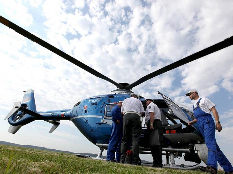 Rozsáhlý zátah uskutečnila v úterý dopravní policie na Třebíčsku. Vydatně jí při tom asistoval – úplně poprvé – i speciálně vybavený policejní vrtulník.