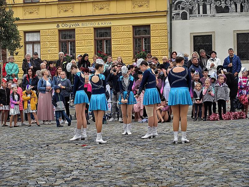 Přehlídka mažoretek v Třebíči nadchla velké i malé diváky