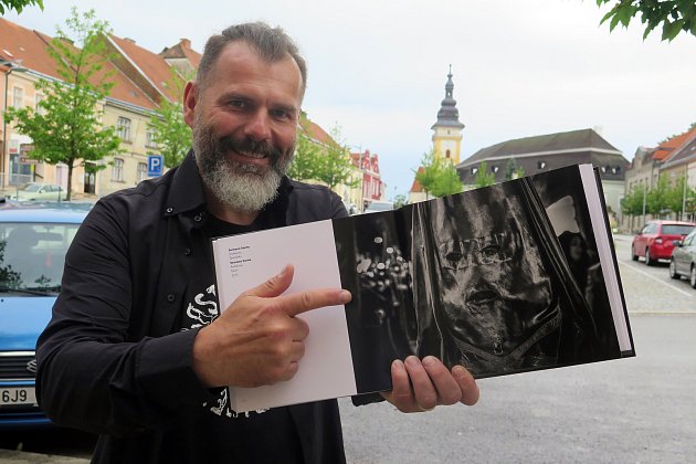 Svatý muž pije z lidské lebky. Fotograf z Budějovic vystaví snímky v Třebíči