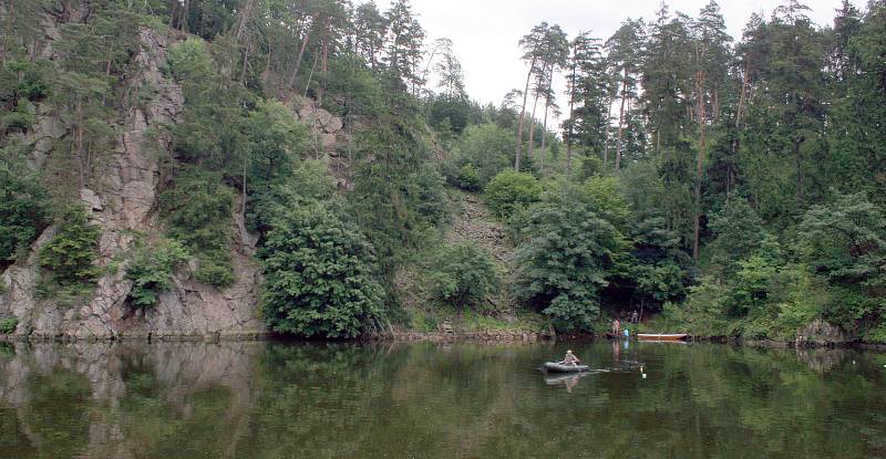 Svahy nad Dalešickou přehradou.