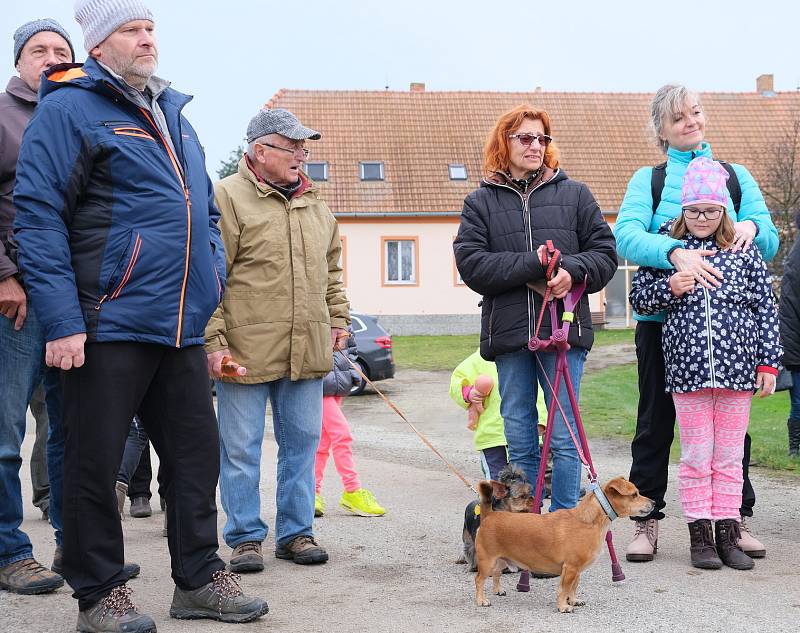 Členové spolku SOS Na skalním a jeho příznivci se v polovině listopadu opět setkali u lípy, vysazené k 100. výročí republiky jako symbol odporu proti hlubinnému úložišti u našich domovů.