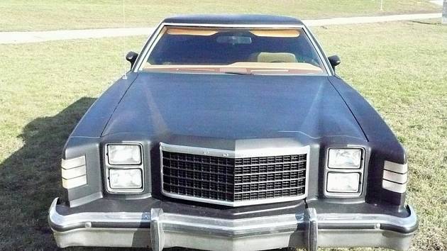 Ford Ranchero 1978 je křížencem trucku a osobního vozu. Pod kapotou ukrývá motor o obsahu 6,6 litrů.