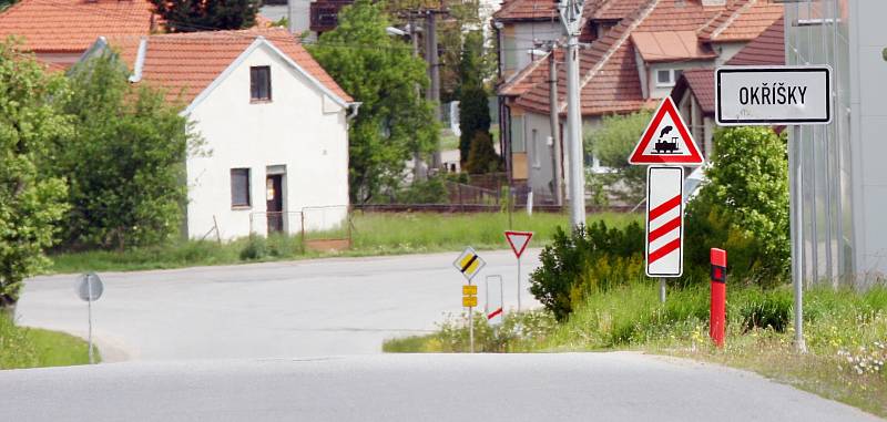 Okříšky zatěžuje kamionová doprava. Městysem projíždějí auta do průmyslové zóny u Přibyslavic a Nové Vsi.