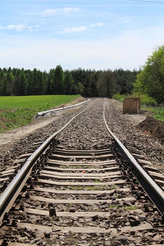 Úsek opravované trati mezi Náměští nad Oslavou a Kralicemi.