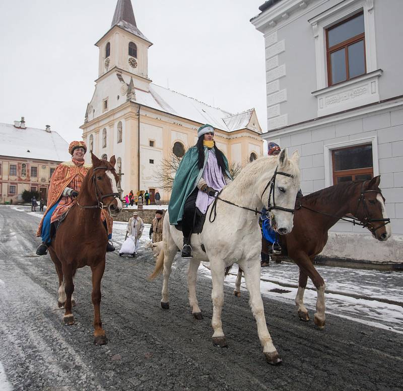 Průvod Tří králů na Masarykově náměstí v Náměšti nad Oslavou.