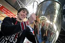V pondělí odpoledne se mohli třebíčští příznivci hokeje pokochat nejcennější tuzemskou trofejí pohárem pro vítěze extraligy.