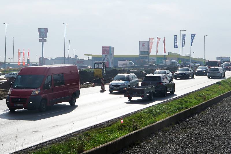 Provoz v blízkosti třebíčského Stop-shopu bývá velmi hustý. Lidé proto navrhovali, aby se nová zastávka jmenovala "V koloně". To ale město odmítlo.