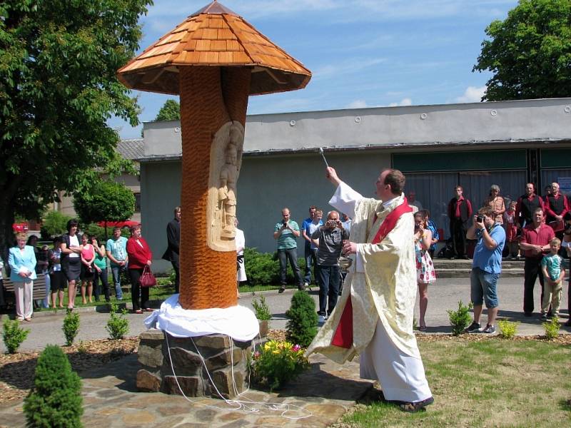 Mši svatou sloužil Martin Grones z Velkého Újezda, který během bohoslužby soše požehnal. Jako materiál k výrobě dřevěné rytiny světce posloužilo dřevo ze staré lípy přímo z Mladoňovic.