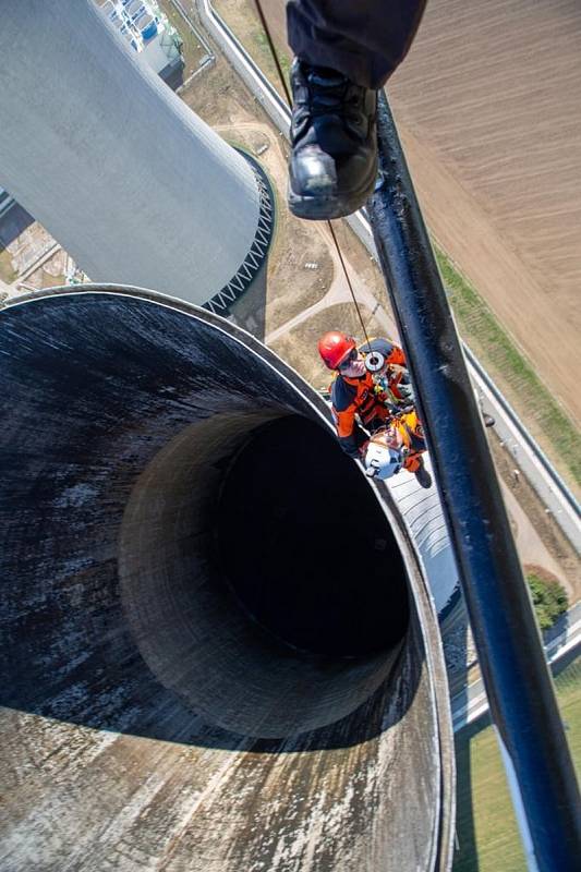 Hasiči při nácviku záchrany osob z věže Jaderné elektrárny Dukovany.