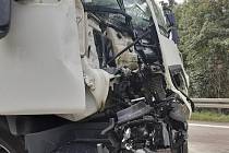 Dvě nákladní auta se srazila u Studence na Třebíčsku.