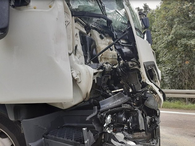 Nehoda dvou náklaďáků na Třebíčsku: provoz u Studence je řízen kyvadlově