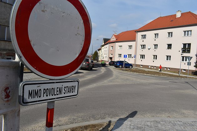 Objížďky a retardéry. Opravy v centru Moravských Budějovic potrvají do června