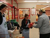 Potraviny v borovinském supermarketu vybírali pracovníci i dobrovolníci třebíčské charity.