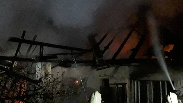 Dům v Nové Brtnici pohltily plameny. Požár za sebou nechal milionovou škodu
