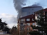 V Třebíči hoří budova na Hájku