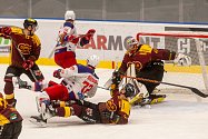 Hokejisté jihlavské Dukly (vínové dresy) dokázali na ledě Poruby (v bíločerveném) vyhrát jeden z úvodních dvou duelů čtvrtfinále play-off Chance ligy.