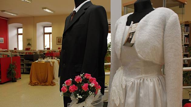 Knihovna vystavuje svatební šaty z minulého století