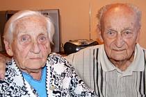 MANŽELÉ LIBUŠE A JOSEF JOSIFOVI Z TŘEBÍČE. Sňatek uzavřeli 2. února v roce 1940. Vychovali spolu tři děti, dnes mají pět vnoučat a čtrnáct pravnoučat.