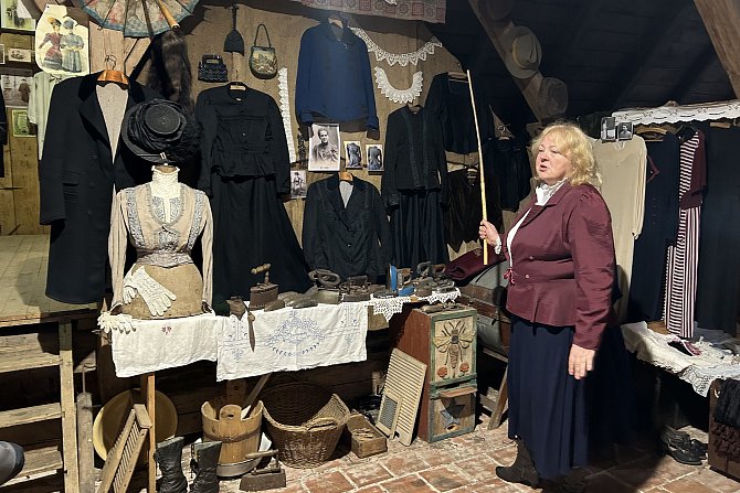 Marta Mastná z Dašovského mlýna u Štěměch na Třebíčsku připravila ke stávající expozici o mlynářství také expozici o módě našich předků.