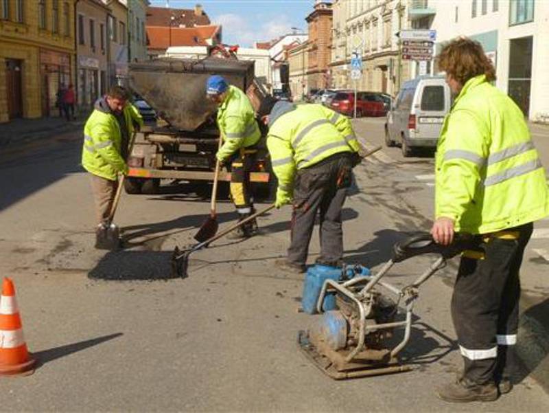 Opravy výtluků v Třebíči.