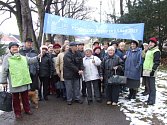 Tři desítky diabetiků se sešli na startu pochodu Libušiným údolím, aby upozornili na alarmující počet 720 tisíc registrovaných nemocných diabetem v České republice.