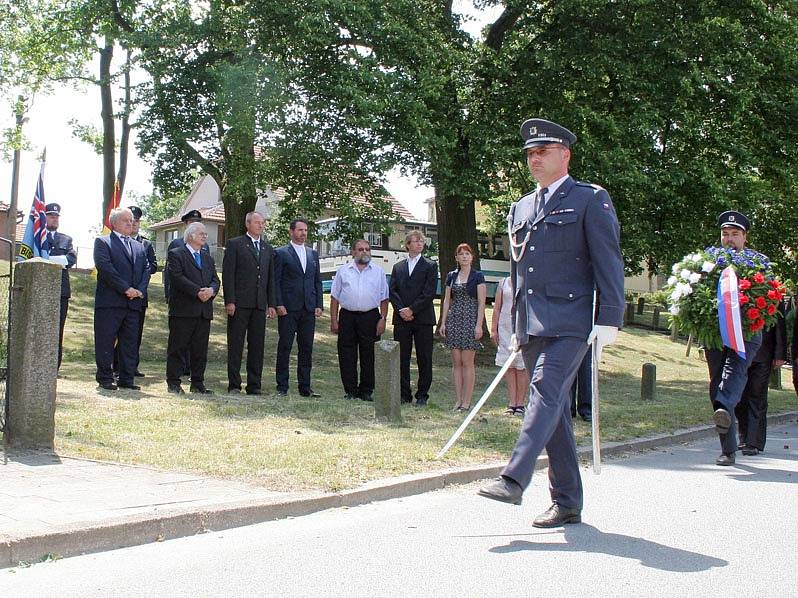 Budišov vzdal čest svému hrdinovi, letci RAF Leonhardu Smrčkovi.