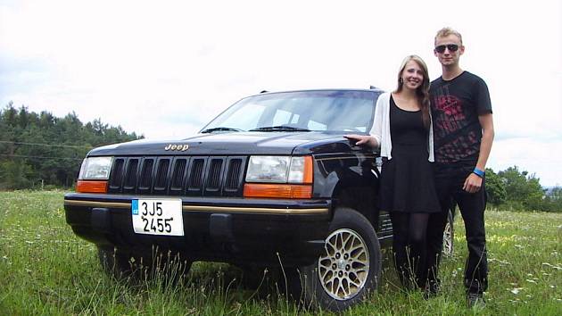Petr Kopáček s přítelkyní Markétou a jeho nepřehlédnutelný Jeep Grand Cherokee Limited.