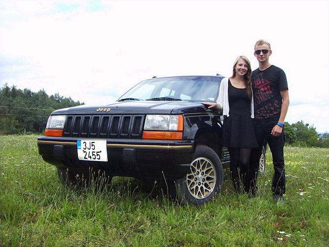 Petr Kopáček s přítelkyní Markétou a jeho nepřehlédnutelný Jeep Grand Cherokee Limited.