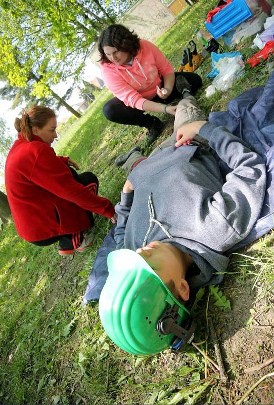 Školáci na soutěži mladých zdravotníků pořádané třebíčským Červeným křížem.