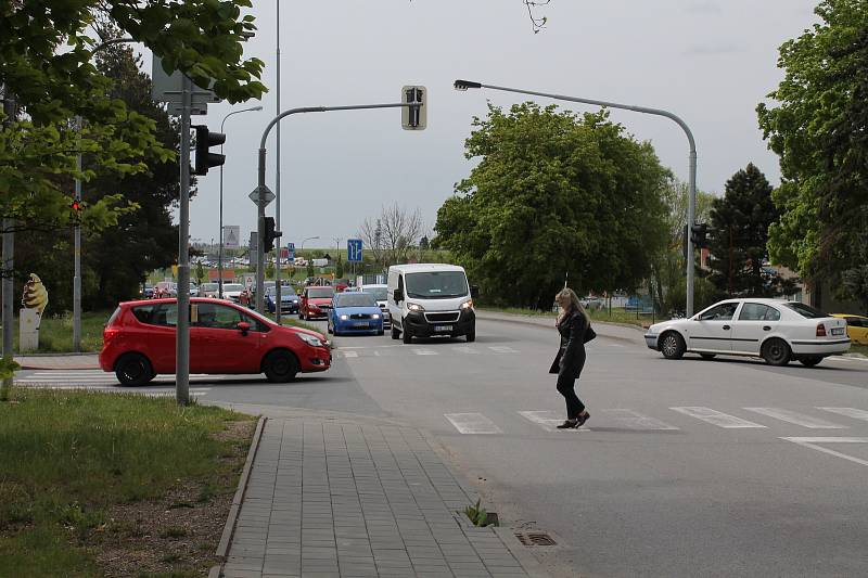 Uzavírka v Třebíči a její dopady. Dopolední první kolony v pondělí 13. května, pohled ze Znojemské směrem k marketům.