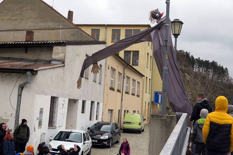 Přichází Moranin konec. Lidé se s ní loučí u lávky spojující židovskou čtvrť s Karlovým náměstím.