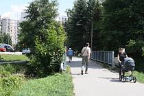 Jednou z variant příjezdu do sídliště Libušín ve Žďáře může být most od ulice Dr. Drože. 